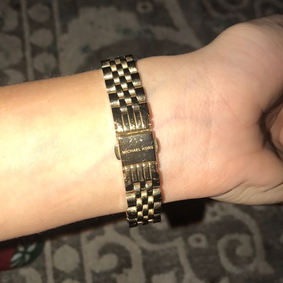 Small gold Michael kors watch with white face - Picture 4 of 4